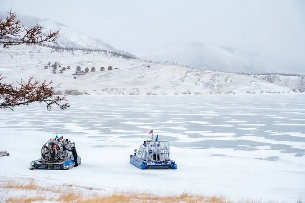 Xe hovercraft trên mặt hồ băng