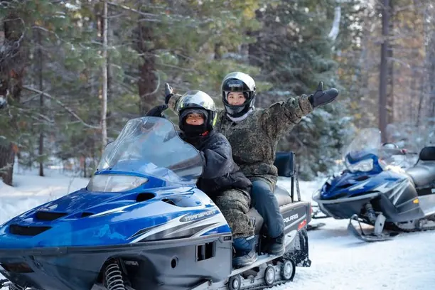 Hai khách trên xe trượt tuyết