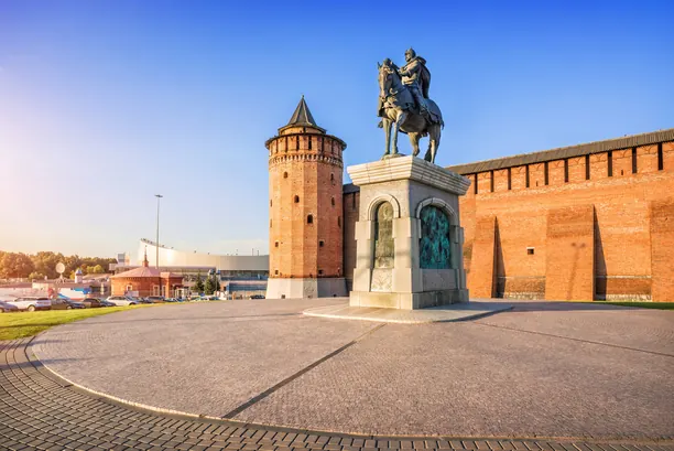 Tượng đài Dmitry Donskoy trước tháp thành