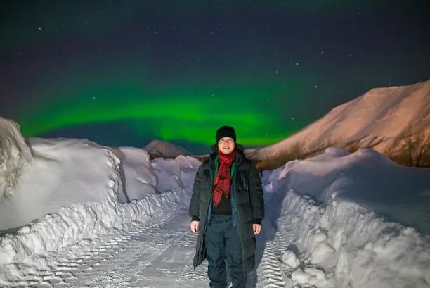 Khách đứng dưới dải cực quang