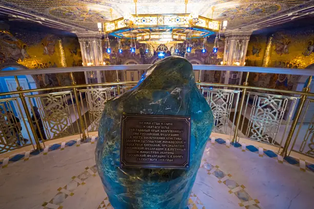 Khối đá kỷ niệm trong phòng trưng bày