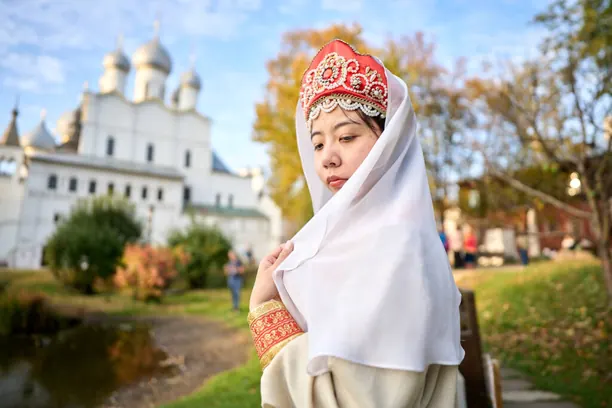 Khách đội mũ kokoshnik bên hồ