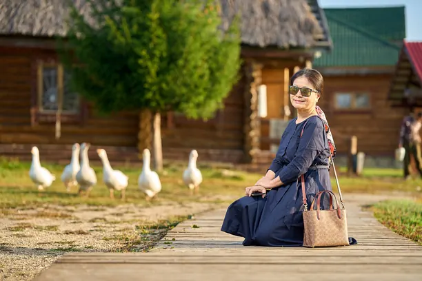 Khách ngồi bên đàn ngỗng trắng
