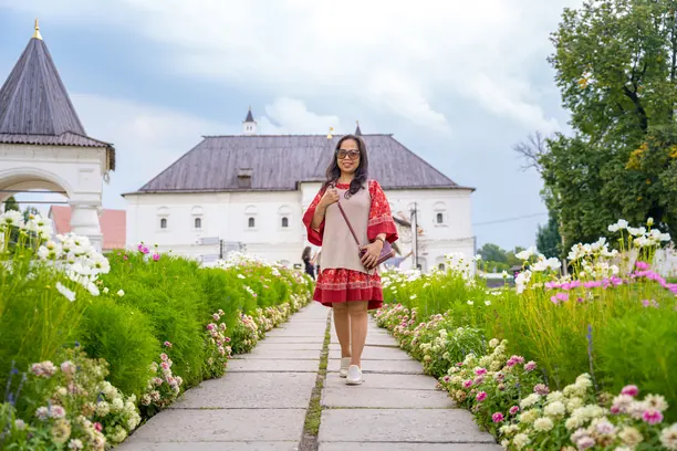 Khách dạo lối hoa trong Kremlin