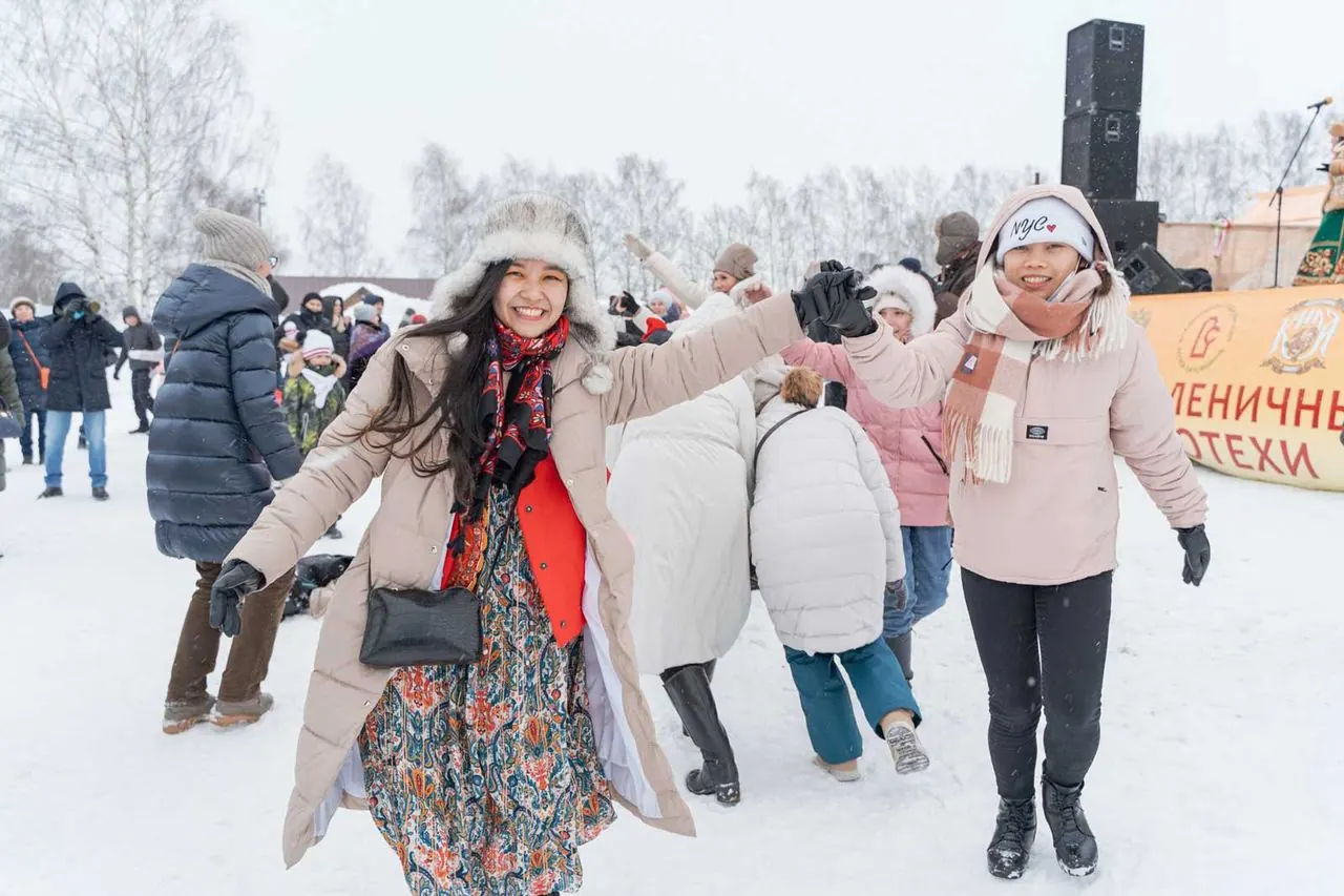 Khách nhảy vòng tròn cùng người dân
