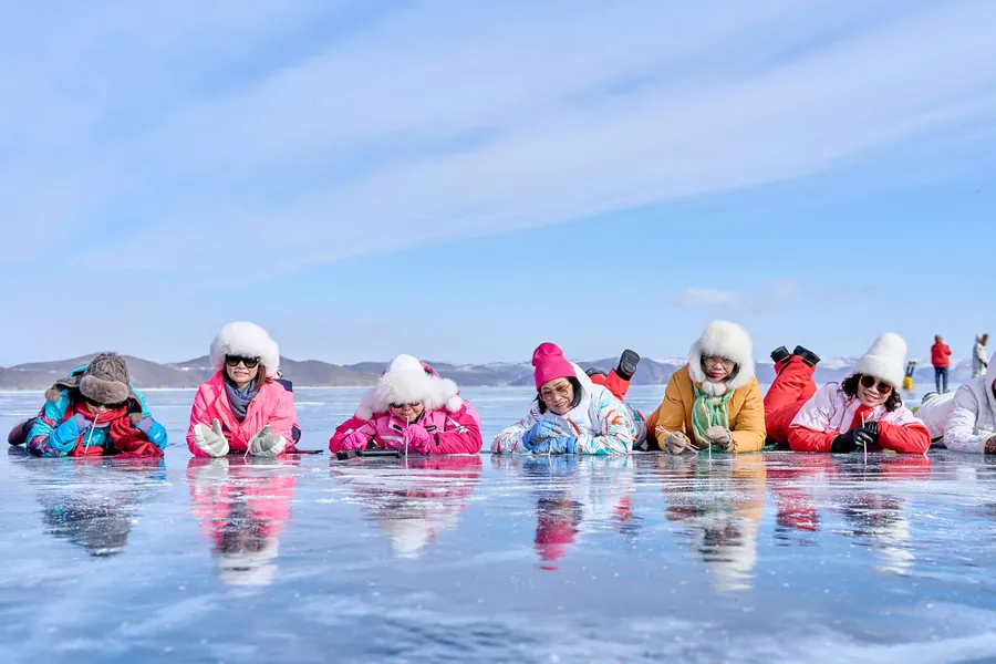 Đoàn khách của ATN Travel trên mặt băng Baikal (ảnh: ATN Travel)