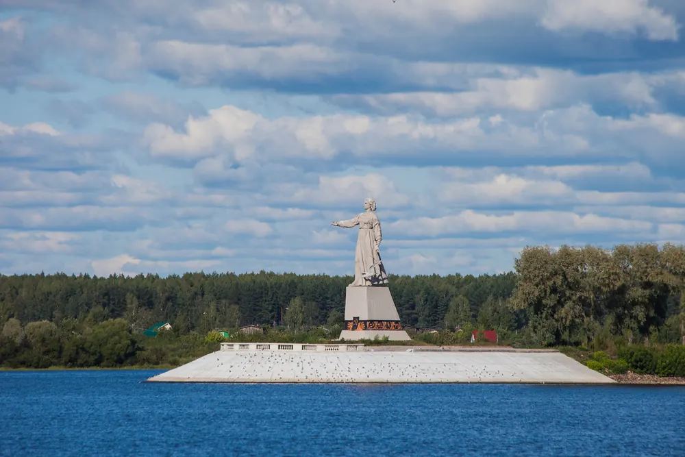 Tượng đài Volga-Mat bên bờ hồ chứa nước ở Rybinsk
