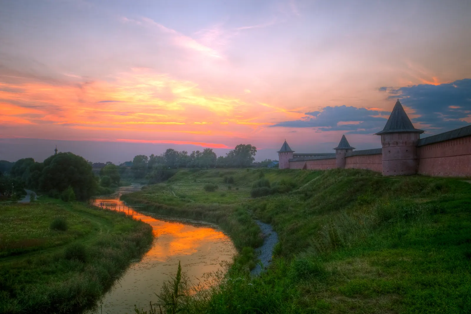 Tường tu viện Spaso-Evfimiev ở Suzdal và sông Kamenka lúc hoàng hôn