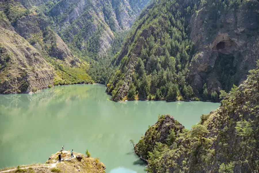 Hồ nước màu ngọc lam giữa vách đá trên sông Sulak (Ảnh: ATN Travel)