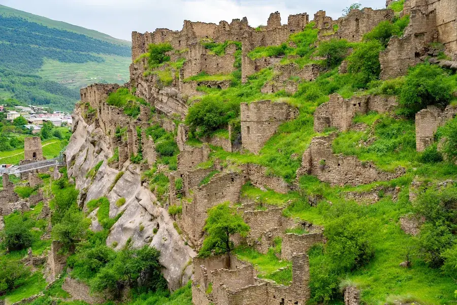 Tháp canh và tàn tích nhà đá ở làng cổ Goor (Ảnh: ATN Travel)