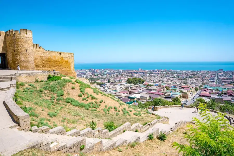 Tường thành Naryn-Kala nhìn ra Derbent và biển Caspi (Ảnh: ATN Travel)