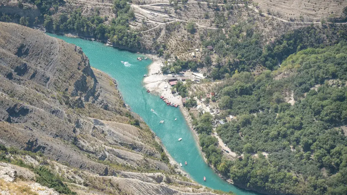 Hẻm núi Sulak ở Dagestan, sông màu ngọc lam giữa vách đá (ảnh ATN Travel)