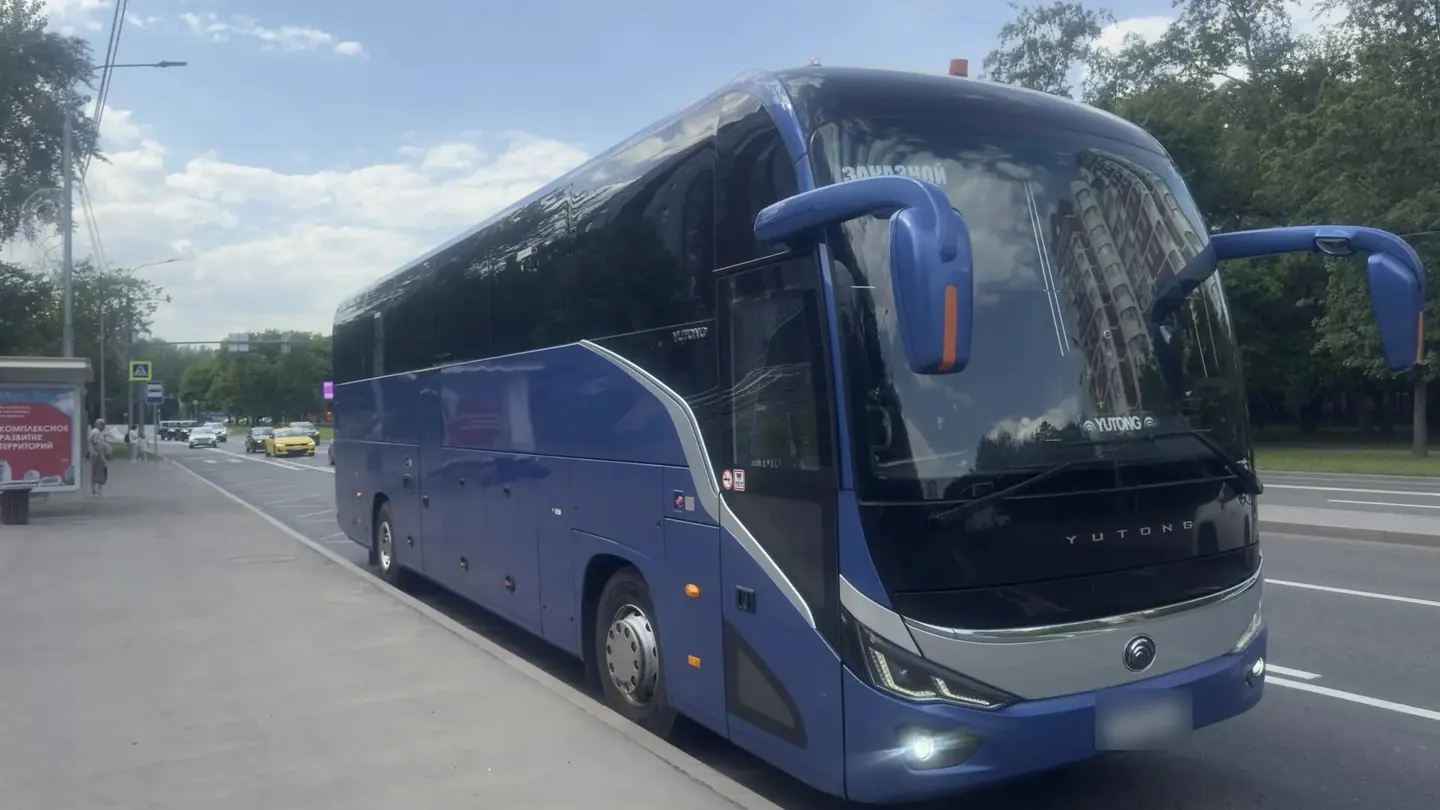Xe Yutong C12 PRO màu xanh dương đỗ bên đường ở Moscow