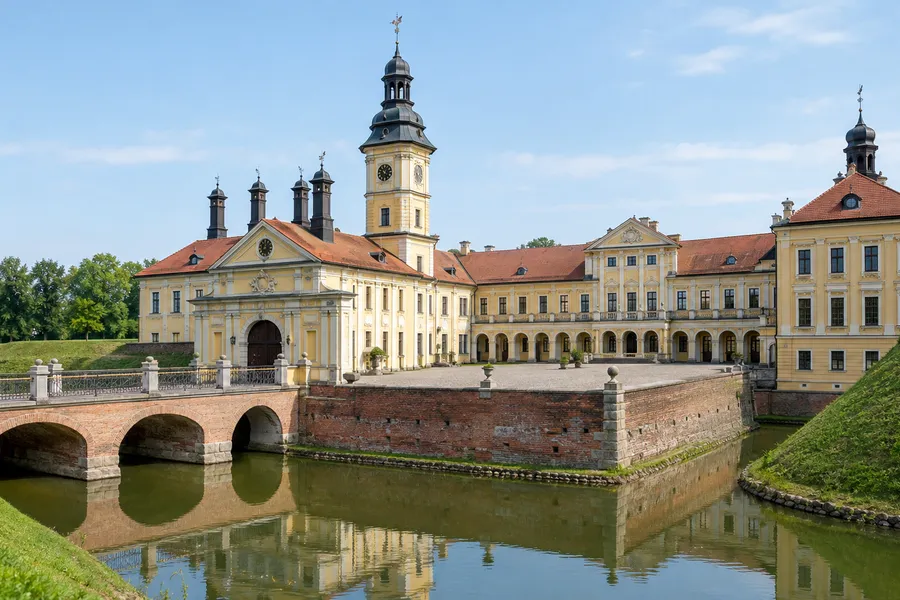 Cung điện Nesvizh và hào nước, Belarus