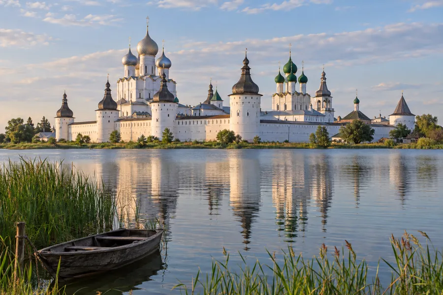 Kremlin Rostov Veliky bên hồ Nero