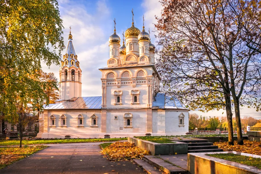 Nhà thờ Spas-na-Yaru bên Kremlin Ryazan mùa thu