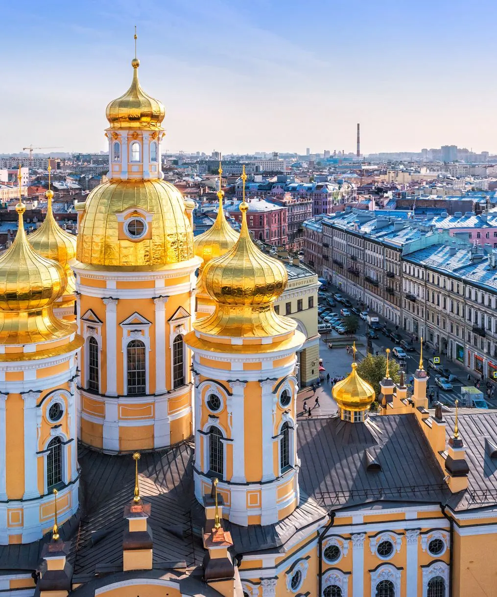 Nhà thờ Vladimirskaya giữa trung tâm Saint Petersburg nhìn từ trên cao