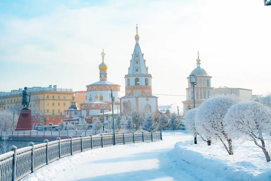 Bờ kè sông Angara và nhà thờ Chính toà Hiển Linh ở Irkutsk mùa đông (ảnh: ATN Travel)
