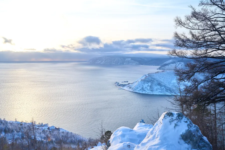 Nguồn sông Angara và hồ Baikal mùa đông nhìn từ đá Chersky (ảnh: ATN Travel)